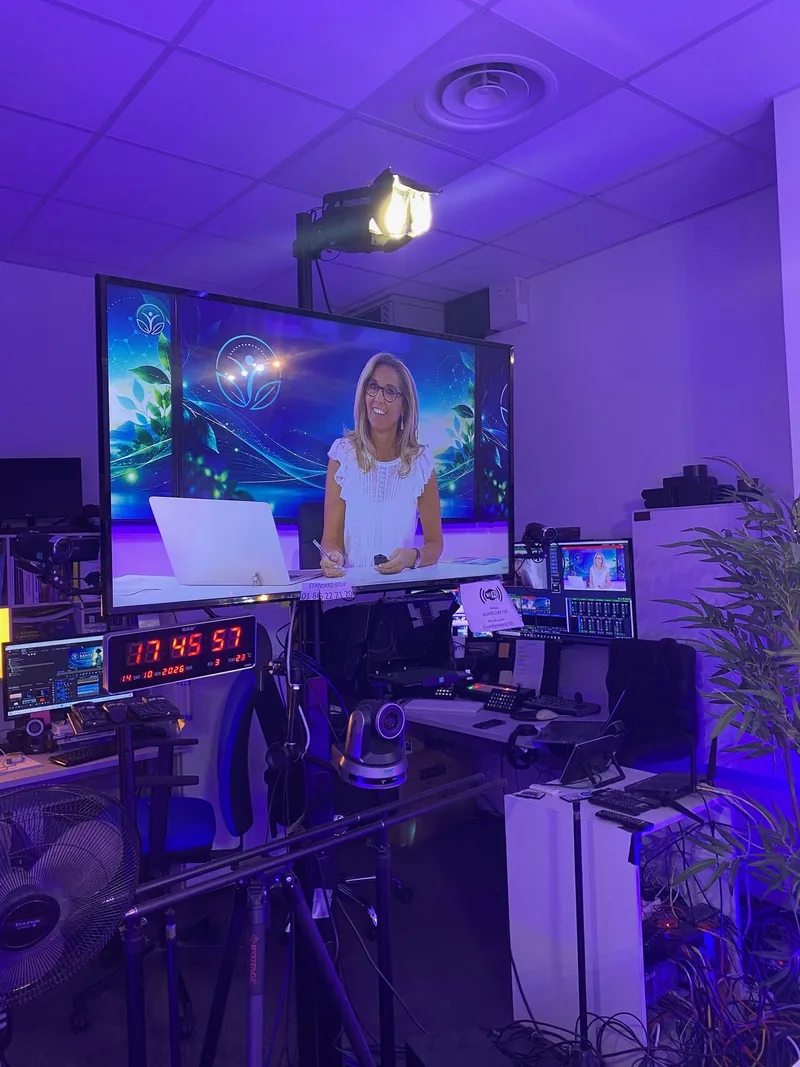 La régie pendant un tournage, caméra PTZ au premier plan