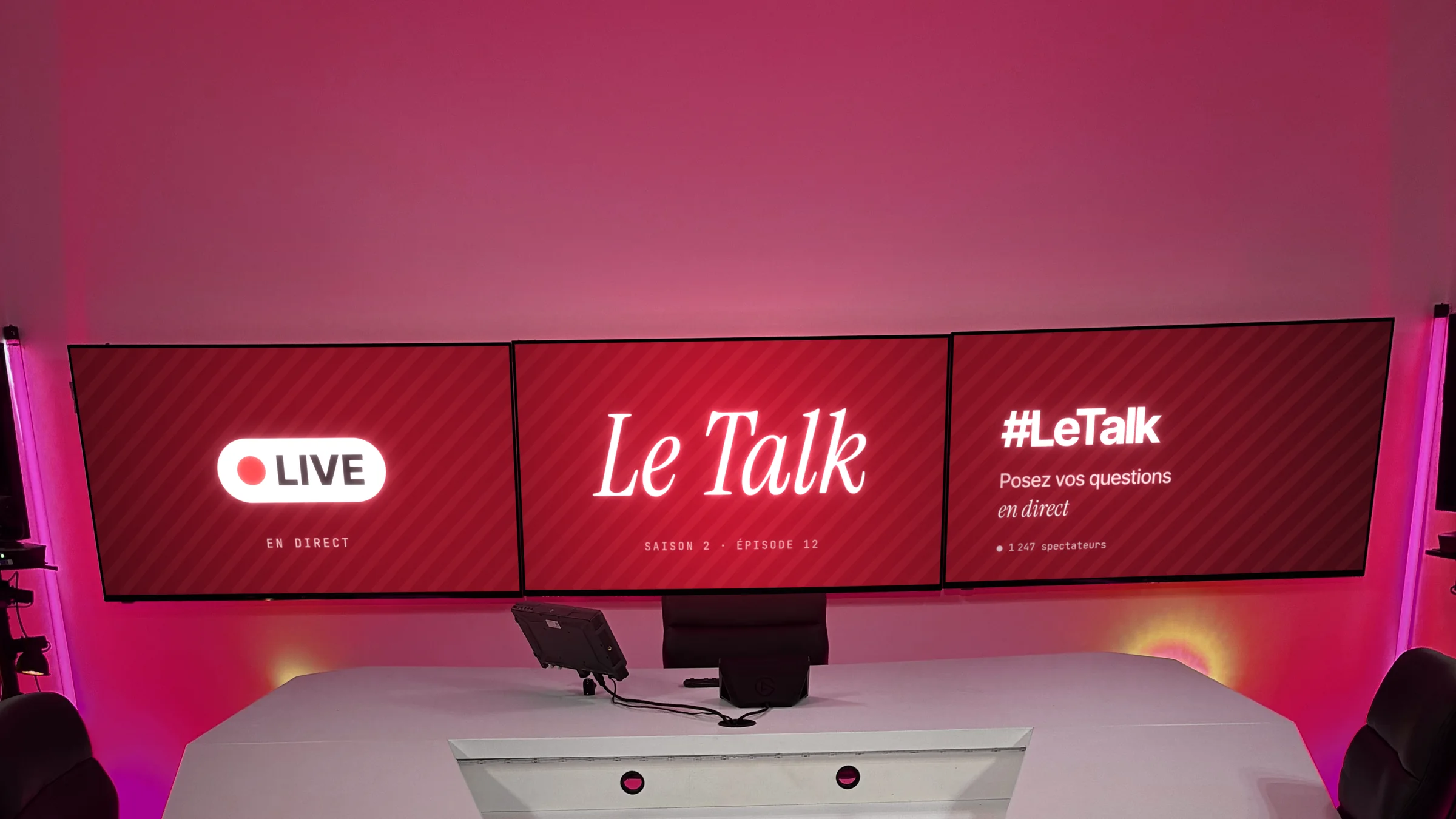 Configuration talk-show en lumière rouge avec habillage LIVE